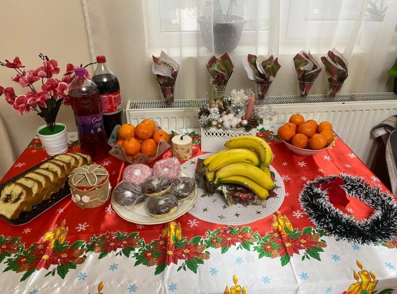 Așteptând colindători cu bunătăți și cadouri pentru bunici